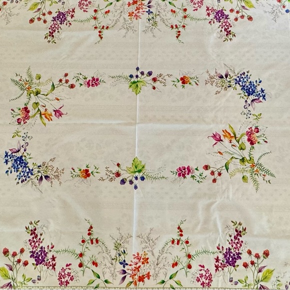 Zara Home White cotton Tablecloth with decorative floral print. - Picture 5 of 8